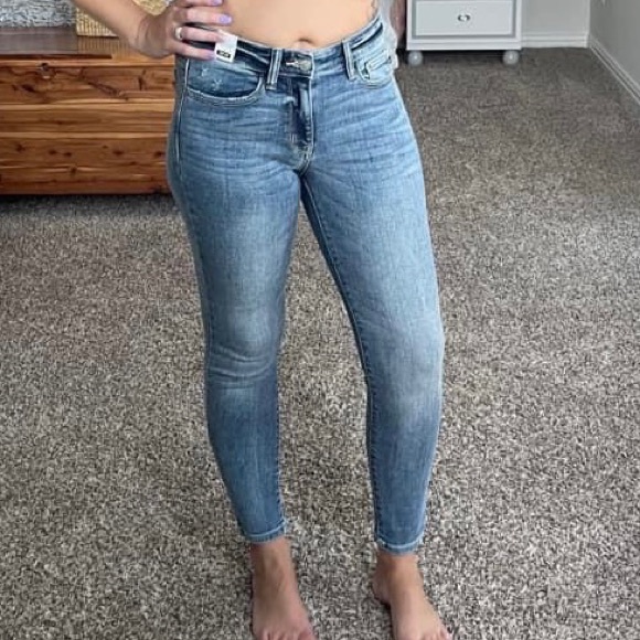 Size 9-Judy Blue Light Wash - Picture 2 of 2